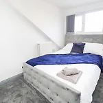 Remarkable 4-Bed House In Bradford