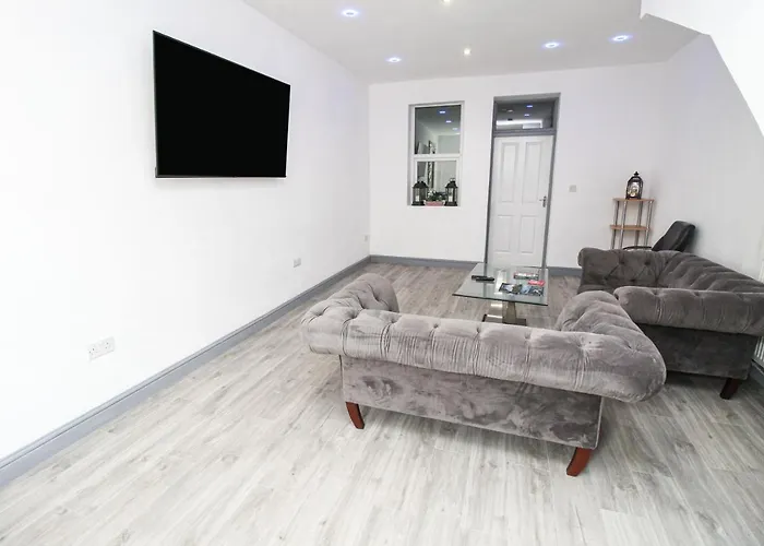 Remarkable 4-Bed House In Bradford