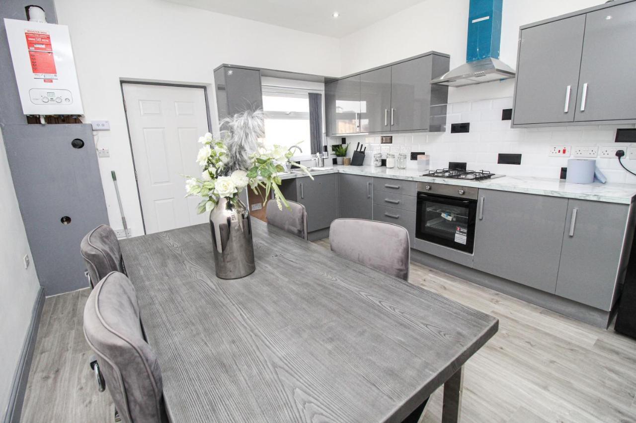 Holiday home Remarkable 4-bed House In Bradford