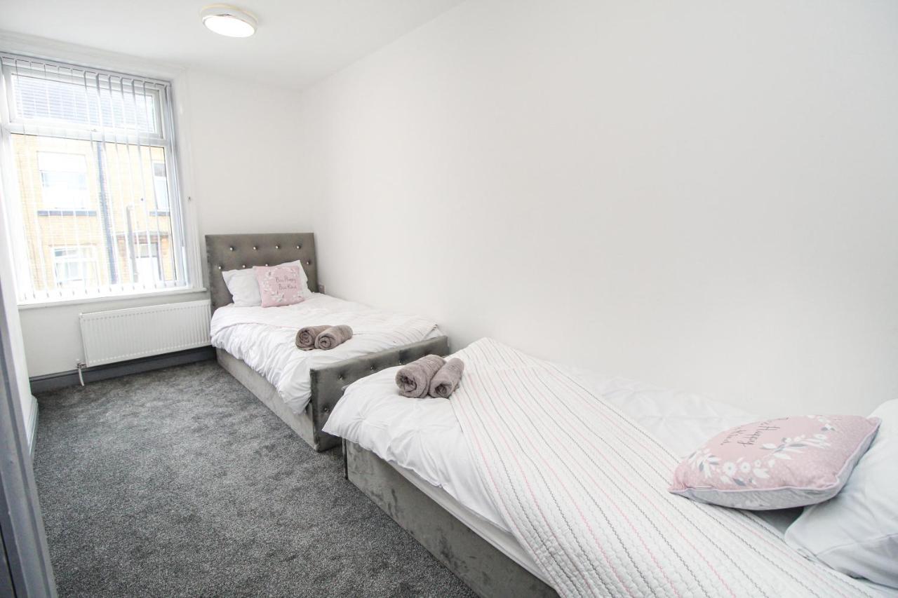 Remarkable 4-bed House In Bradford Holiday home *