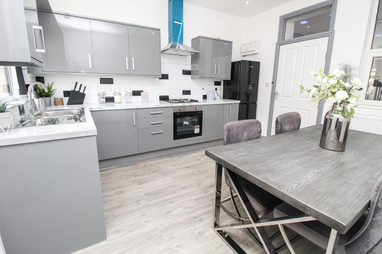 Holiday home Remarkable 4-bed House In Bradford *
