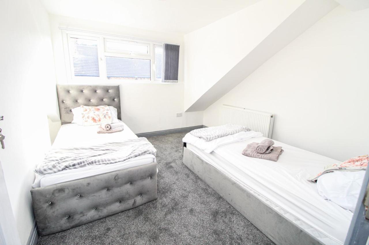 Holiday home Remarkable 4-bed House In Bradford *